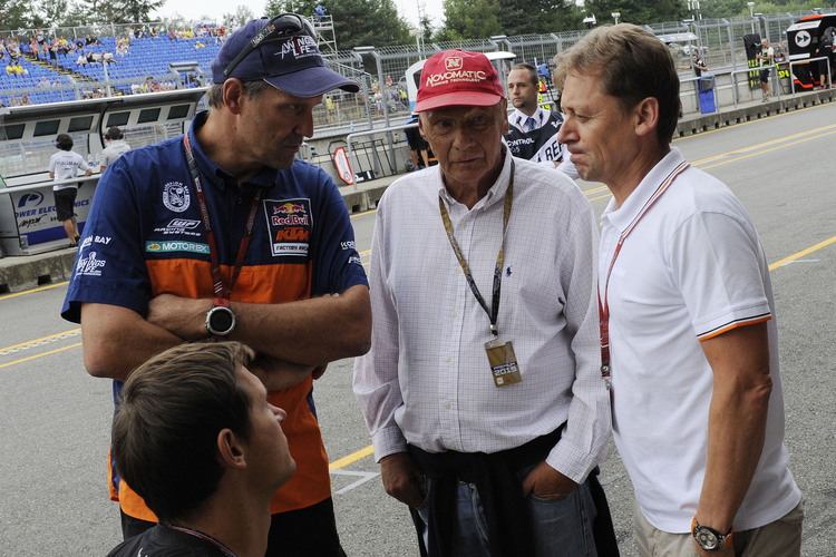 Gestern in Brünn: Heinz Kinigadner, Niki Lauda, Mike Leitner. Im Vordergrund: Hannes Kinigadner