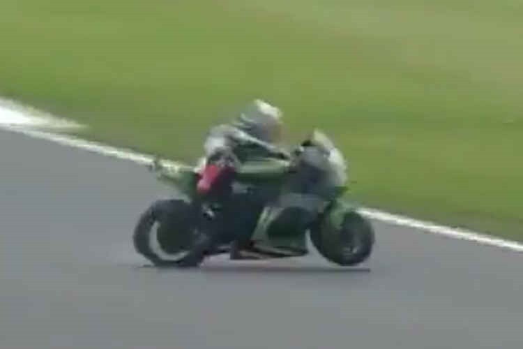 In Donington Park wurde Jonathan Rea von seiner Kawasaki katapultiert