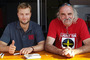 Jan Viehmann mit Teamboss Manfred Kremer (re.)