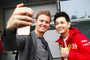 Nico Rosberg macht einen chinesischen Formel-1-Fan glücklich