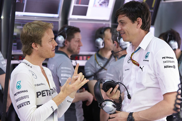 Nico Rosberg mit Mercedes-Rennchef Toto Wolff