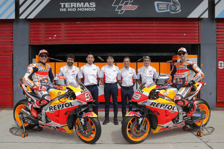 Alberto Puig (3.v.r.) und das Repsol Honda Racing Team