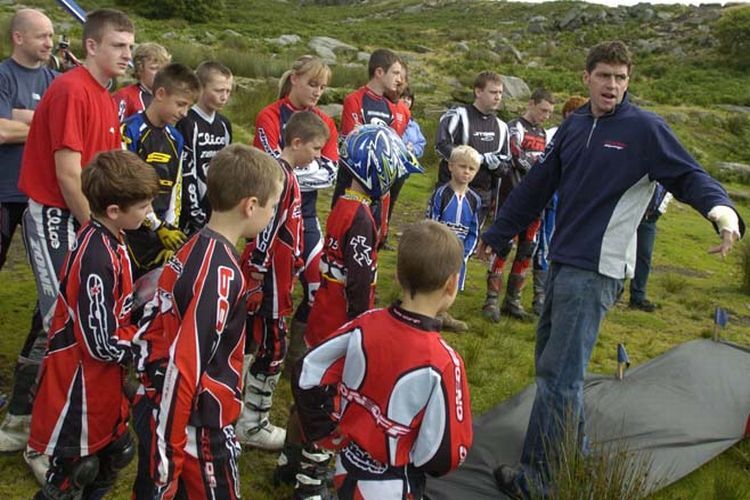 Dougie Lampkin als Instruktor.