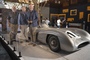 Rob Myers, Chairman und CEO der RM Group of Companies, Joe Hale, Direktor des Indianapolis Motor Speedway Museums und Marcus Breitschwerdt, CEO Mercedes-Benz Heritage GmbH (von links nach rechts) posieren vor dem Mercedes-Benz W 196 R