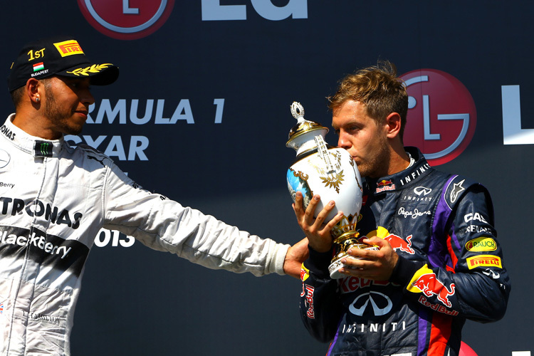 Sebastian Vettel mit der Trophäe für Rang 3