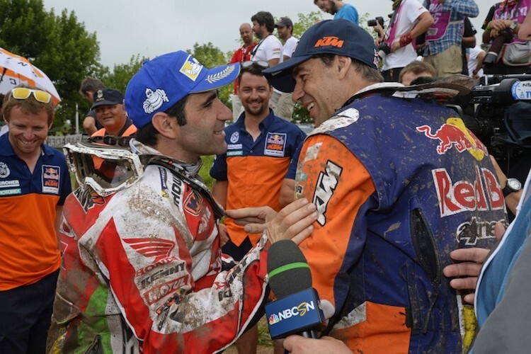 Faire Geste: Paulo Gonclaves gehörte zu den ersten Gratulanten von Dakar-Sieger Marc Coma (KTM)