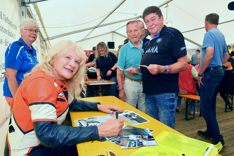 Inge Arends gibt in Tschorlau Autogramme