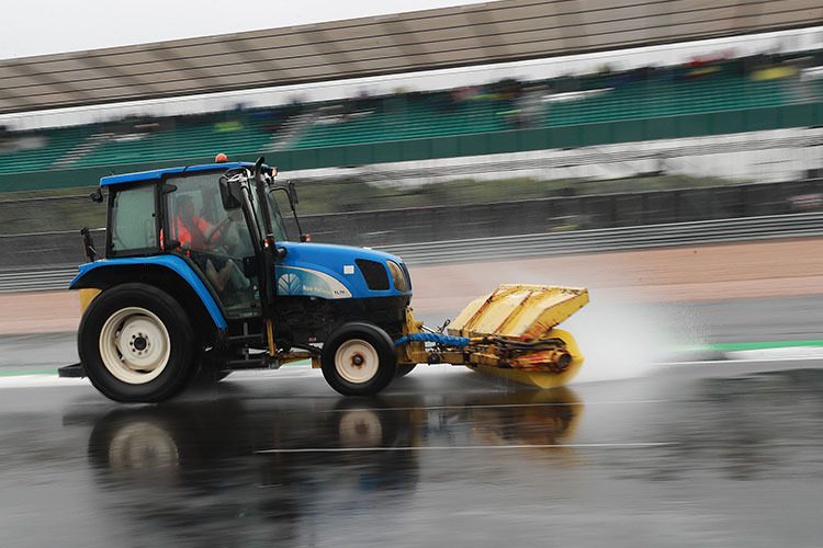 Silverstone: Tiefe Pfützen sogar auf den Geraden