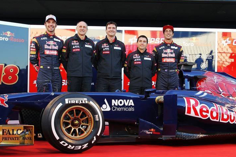 Toro Rosso 2013 mit Luca Furbatto (Zweiter von rechts) und Daniel Ricciardo (ganz rechts)