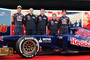 Toro Rosso 2013 mit Luca Furbatto (Zweiter von rechts) und Daniel Ricciardo (ganz rechts)