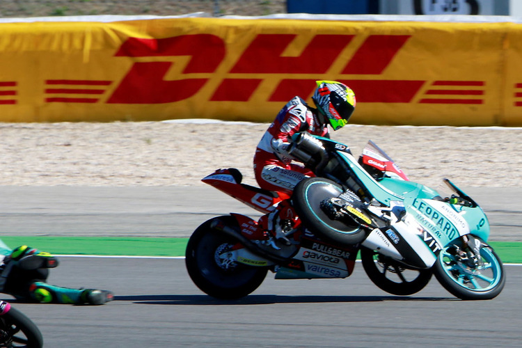 Dennis Foggia kann den Sturz nicht mehr verhindern, nachdem er von Darryn Binder getroffen wird