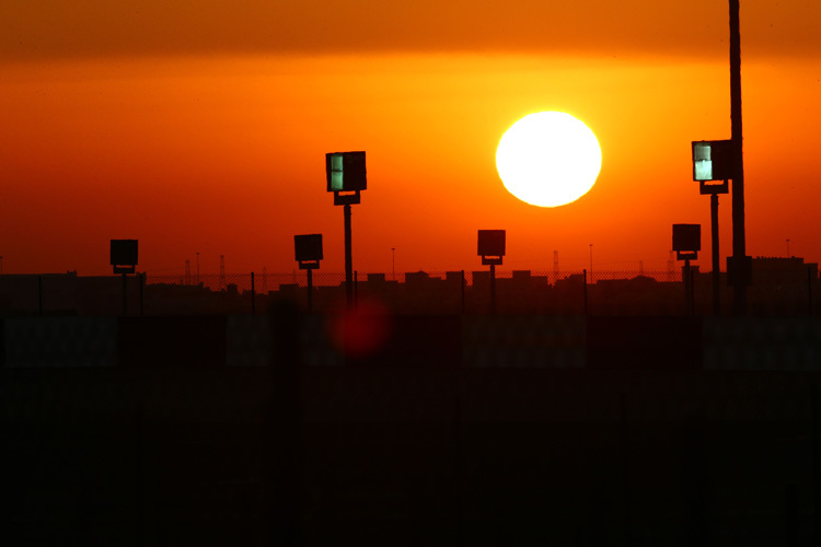 Die Flutlichtanlage in Doha ist fix installiert