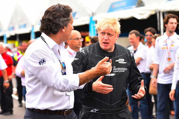 Boris Johnson (im Overall) beim Besuch der Formel E in London