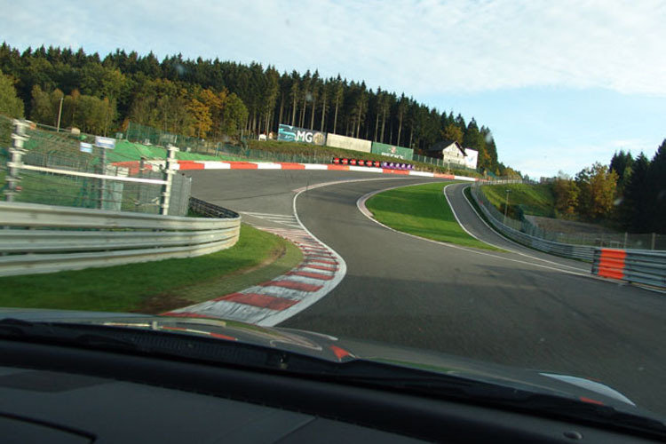 Und jetzt mit Schmackes in die Eau Rouge!