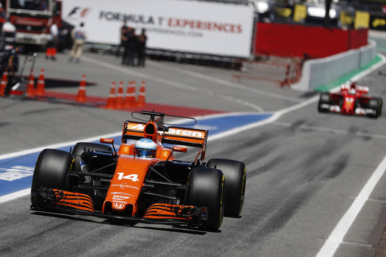 Noch passiert das nur in der Boxengasse: McLaren vor Ferrari