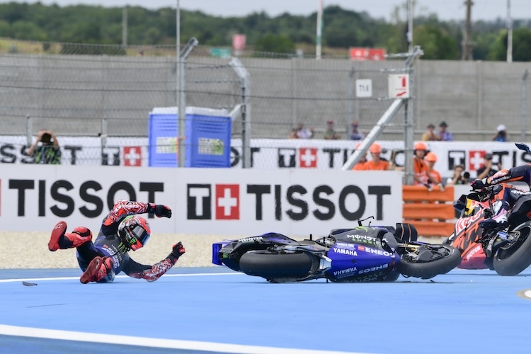 Bei Stürzen wie hier in Ungarn von Fabio Quartararo und Enea Bastianini öffnet sich automatisch der Airbag und federt die Wucht des Sturzes ab