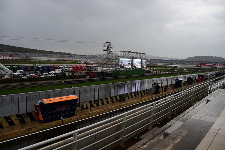 Grau und Regen verhangen: Die Strecke in Valencia