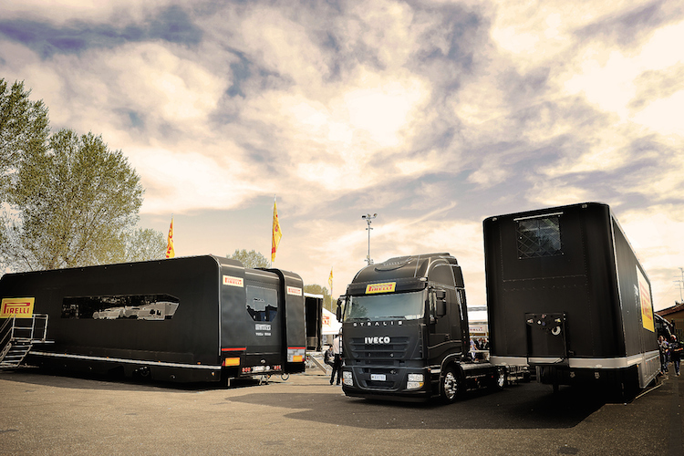 Pirelli-Trucks im Paddock der Superbike-WM