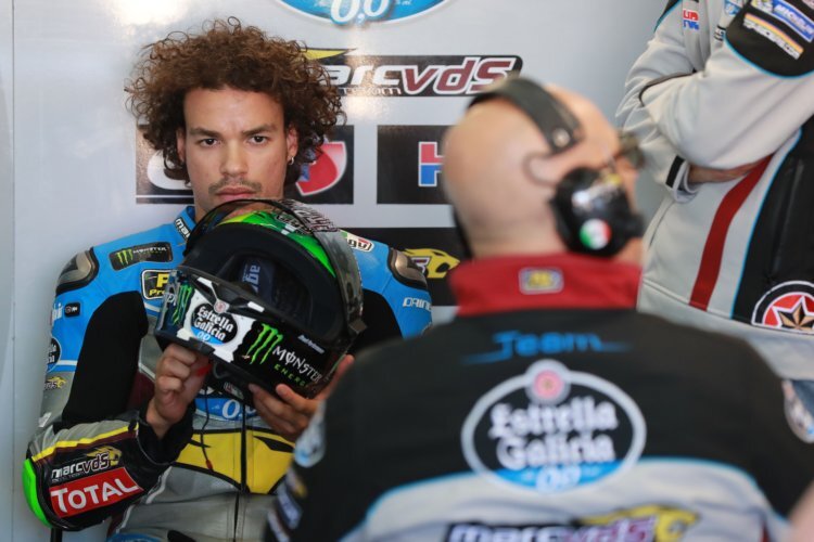 Franco Morbidelli setzte den Helm erst nach einer längeren Reparatur auf