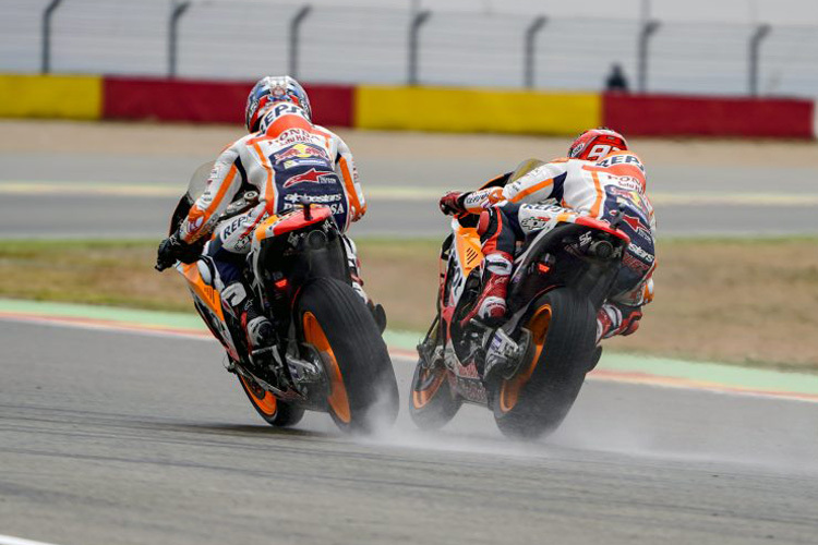 Fast eine Berührung der Teamkollegen: Dani Pedrosa (links) und Marc Márquez im Regen