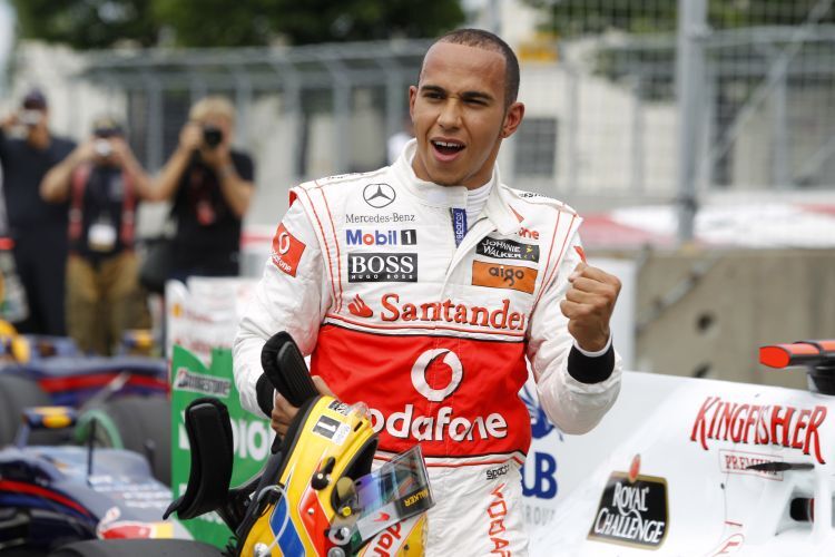 Lewis Hamilton freut sich über die Pole