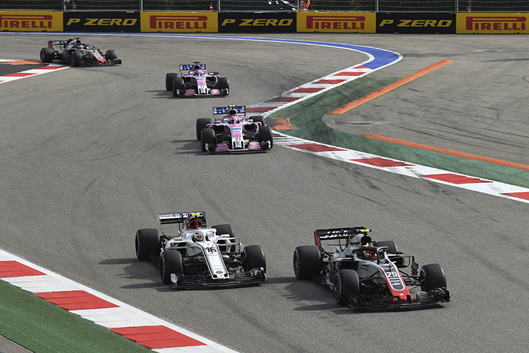 Kevin Magnussen (vorne rechts) hat mit Charles Leclerc schon in Russland gerauft