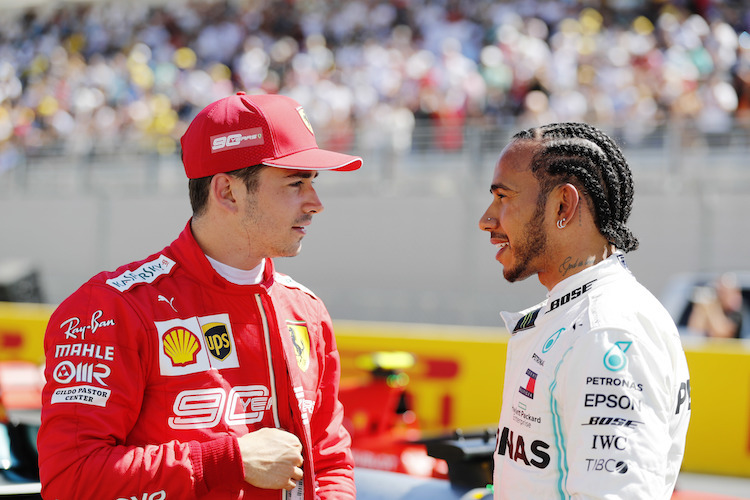 Charles Leclerc mit Polesetter Lewis Hamilton