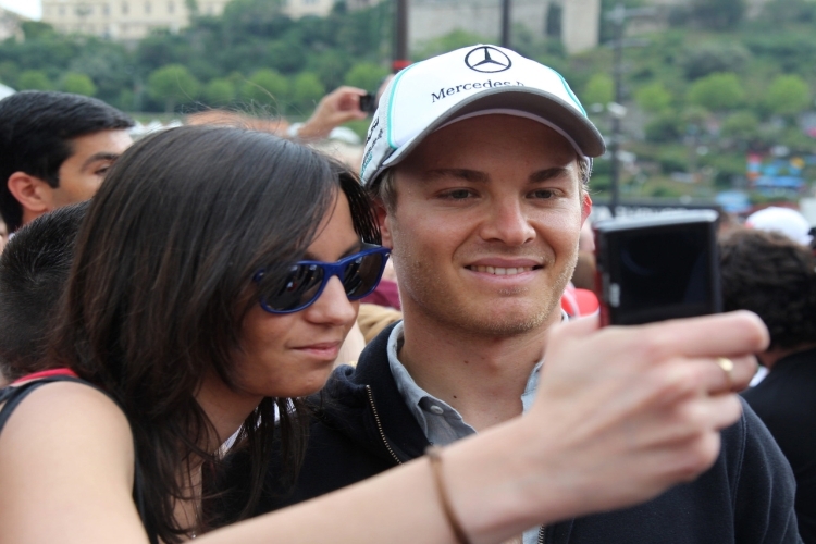 Nico Rosberg beim Photo mit einem Fan