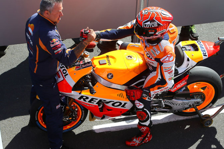 Marc Márquez nach der Pole-Position im Parc Fermé