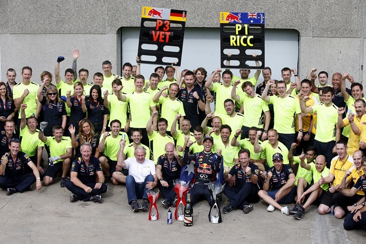 Das Gruppenfoto bei Red Bull Racing mit Sieger Daniel Ricciardo
