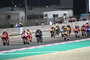 Vor der ersten Kurve auf dem Losail Circuit: Dovizioso führt vor Miller, der aus der 2. Reihe losfuhr