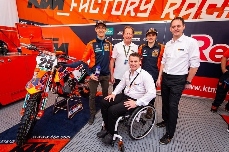 Roger DeCoster mit den Red Bull-KTM-Piloten Marvin Musquin (links) und Cooper Webb sowie Robert Jonas (ganz rechts) und Pit Beirer (vorne)