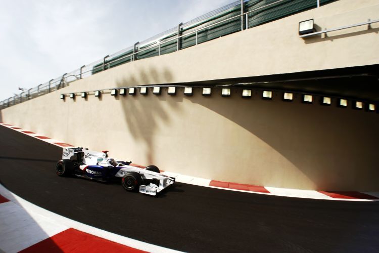 Robert Kubica sticht in den Tunnel der Boxenausfahrt.