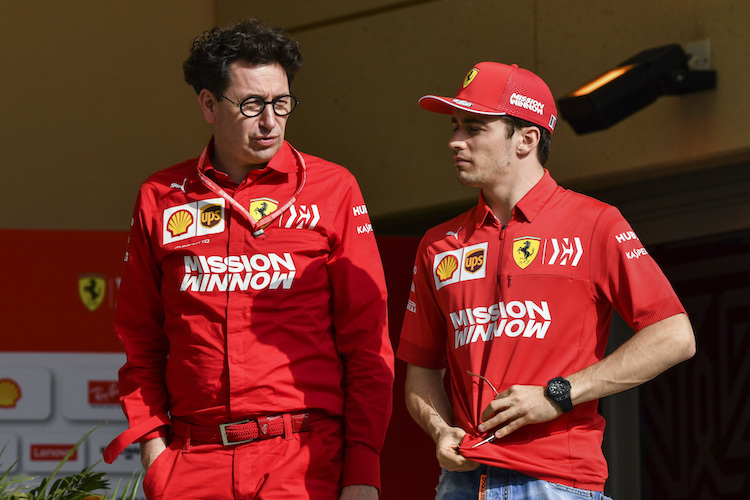 Ferrari-Teamchef Mattia Binotto mit seinem Schützling Charles Leclerc