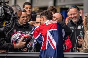 Intact-GP-Teamchef Jürgen Lingg schnappt sich GP-Sieger Senna Agius)