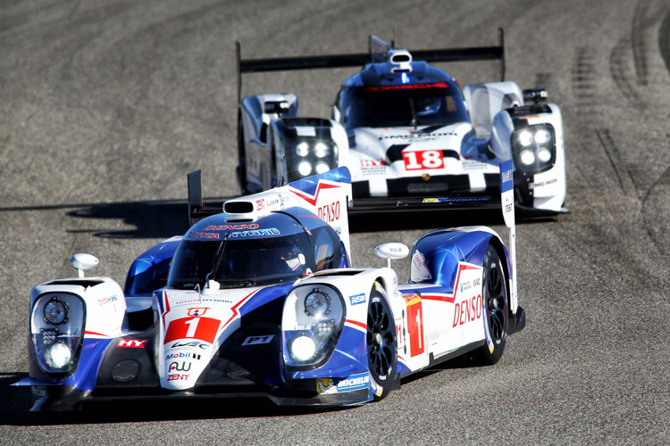 Der neue Toyota vor dem neuen Porsche beim Test in Frankreich