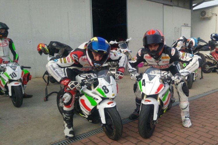 Markus Reiterberger (li) und Jordi Torres (re) gaben mit den Minibikes beherzt Gas