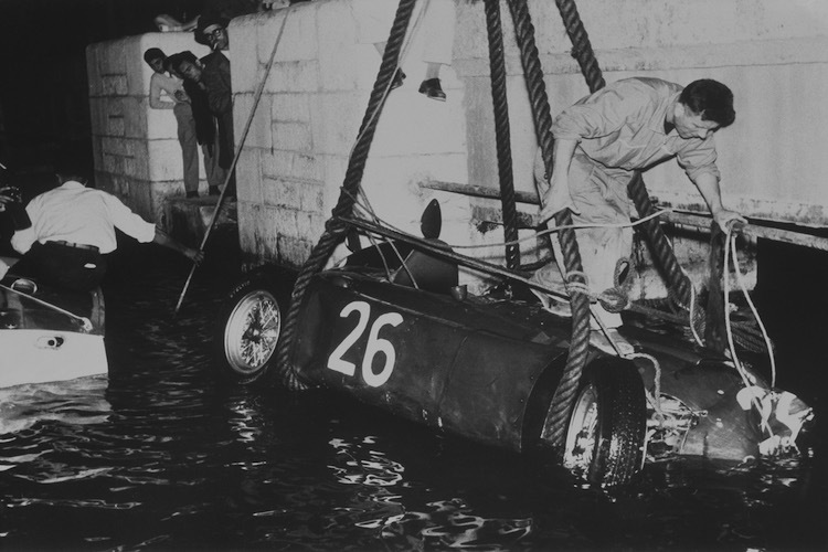 Der Unfallwagen von Alberto Ascari in Monaco 1955 wird aus dem Wasser gezogen