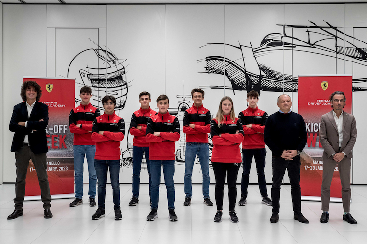 Die Teilnehmer der Ferrari Driver Academy mit Marco Matassa (l.), Frédéric Vasseur und Laurent Mekies (r.)