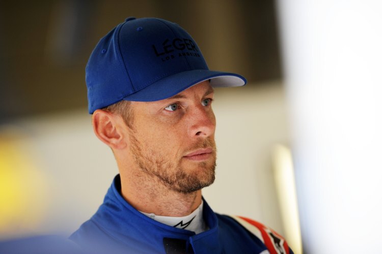 Jenson Button verfolgt das Geschehen