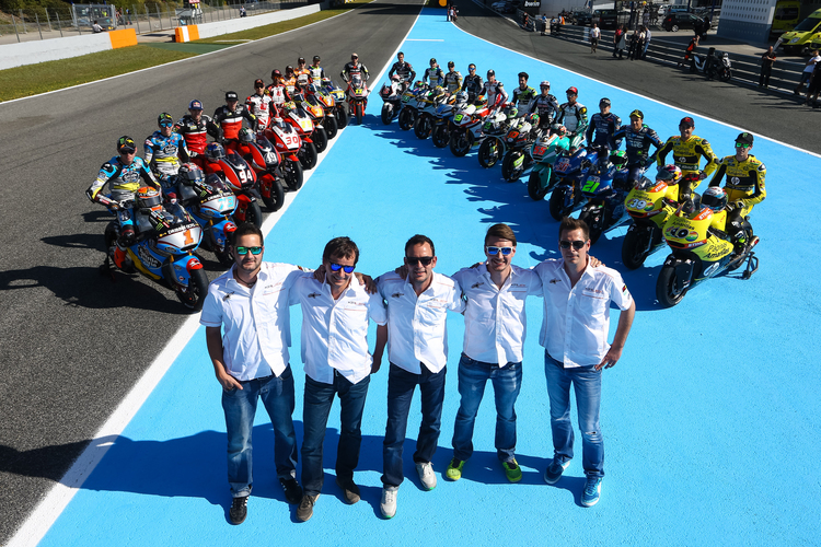 Die Kalex-Mannschaft mit den Moto2-Bikes und Fahrern der WM-Saison 2015