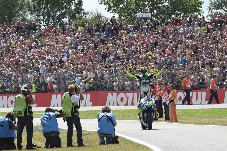 2015 siegte Valentino Rossi nach einem harten Kampf gegen Marc Márquez in Assen