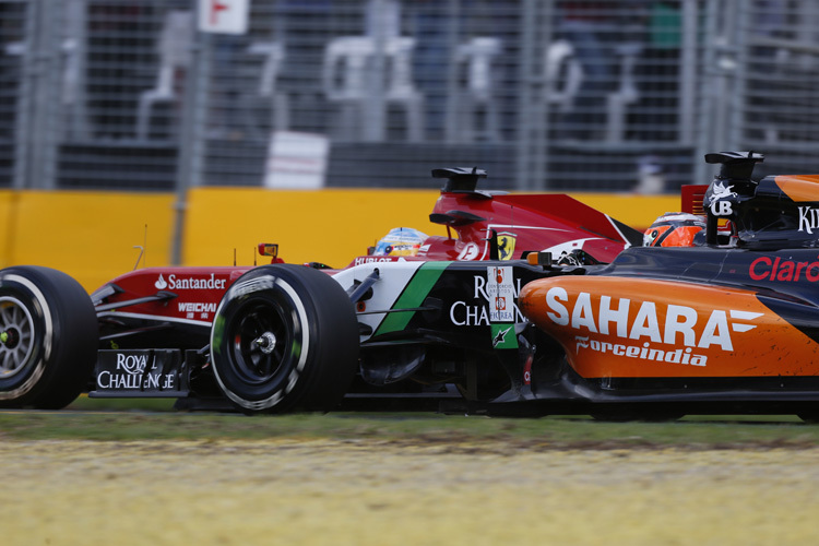 Nico Hülkenberg im Zweikampf mit Fernando Alonso