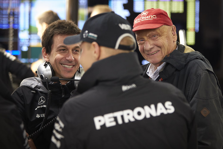 Niki Lauda und Toto Wolff freuen sich mit Valtteri Bottas über die Pole von Abu Dhabi