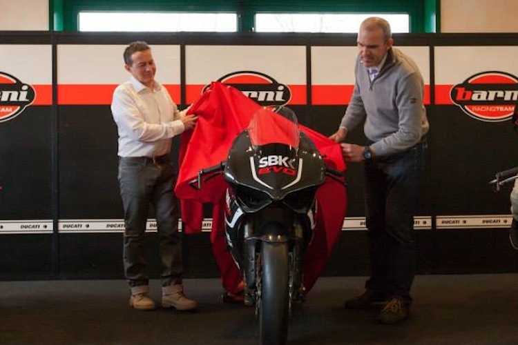 Ernesto Marinelli (re) liess es sich nicht nehmen, die Evo-Ducati zu enthüllen