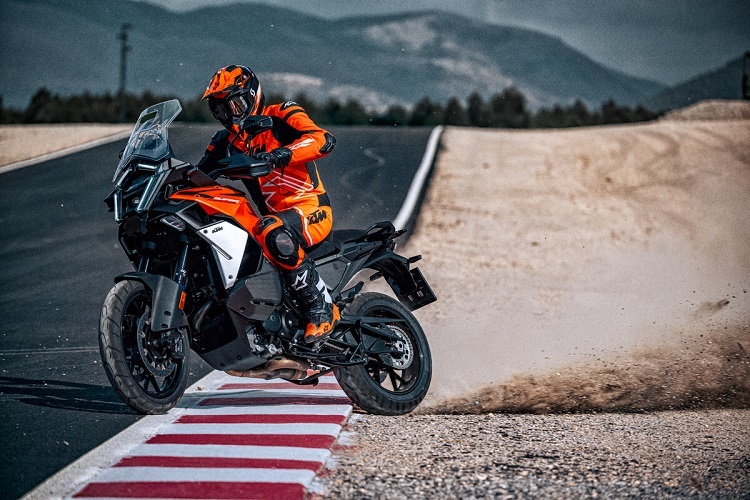 Die KTM 1390 Super Adventure S Evo brilliert auf und neben dem Asphalt - was hiermit bewiesen ist