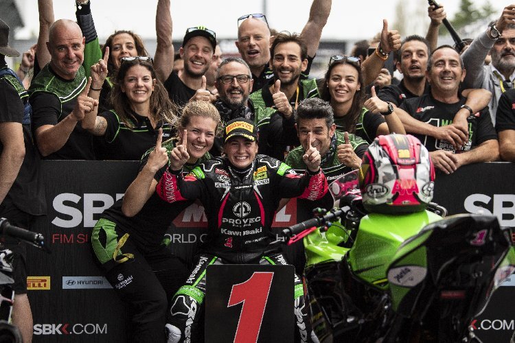 Auch Jonathan Rea feierte den Sieg von Ana Carrasco mit