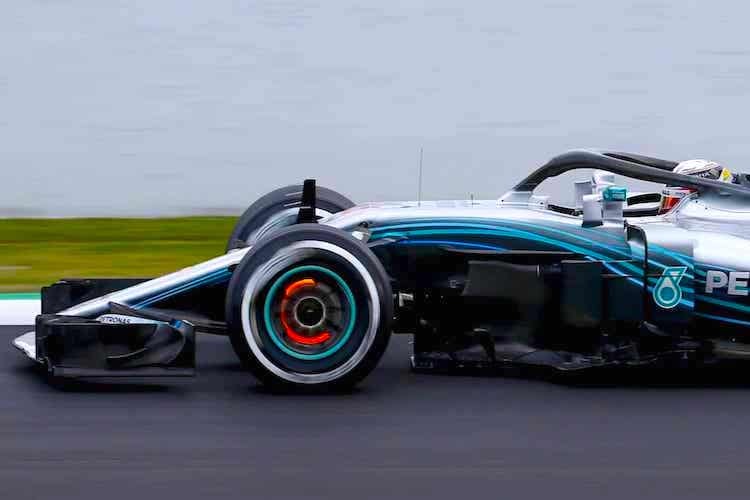 Lewis Hamilton tritt auf die Bremse