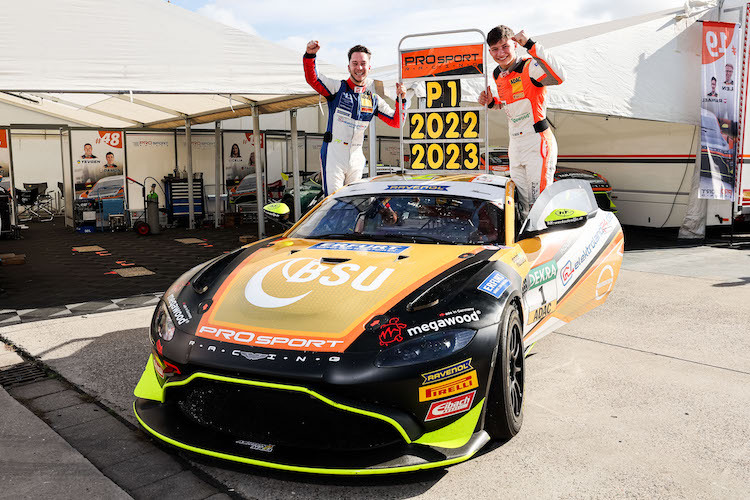 Der zweifache ADAC GT4 Germany-Meister Mike David Ortmann (links) gewinnt die Aston Martin Racing Driver Academy 