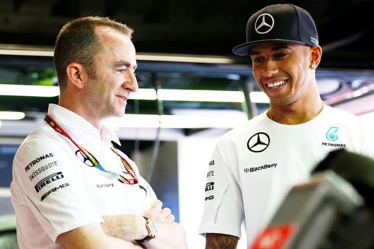 Paddy Lowe mit Lewis Hamilton